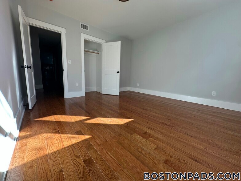 Building Photo - 118 Marginal St