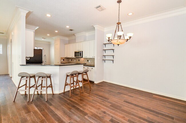 Building Photo - 5208 Blossom St