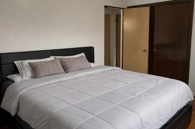 Building Photo - 1706 W Jarvis Ave