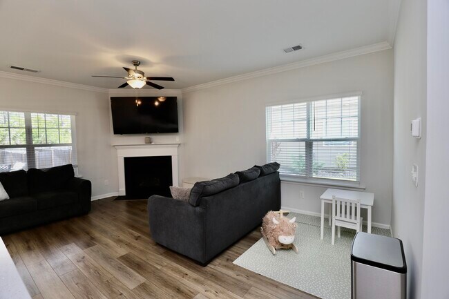 Building Photo - 1052 Ashcroft Cir