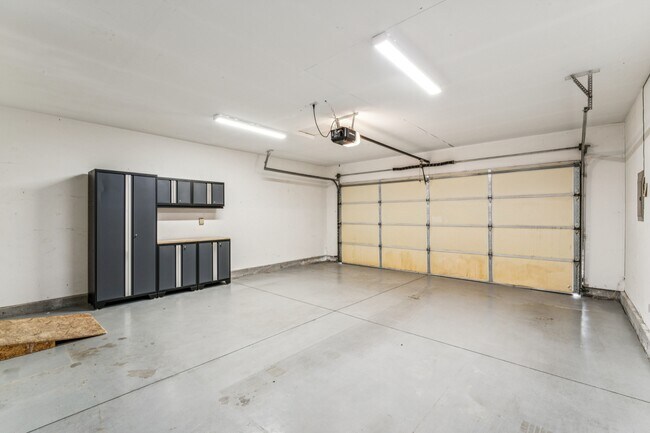 Building Photo - 8210 Waterside Ave