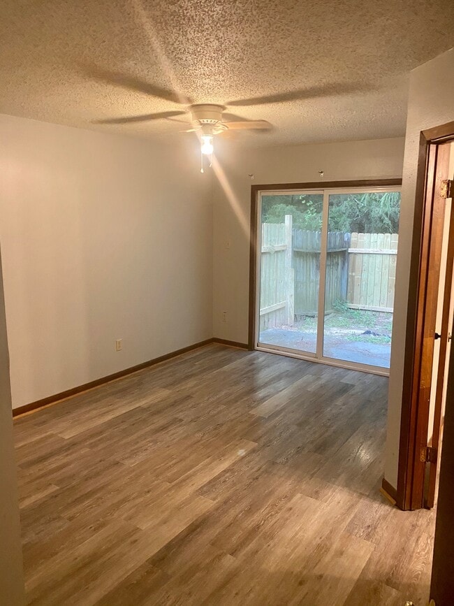 Building Photo - 405 Kennon Ln