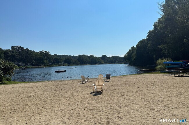 Building Photo - 658 Winnepoge Dr