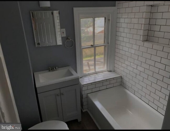 Building Photo - 365 N Evans St