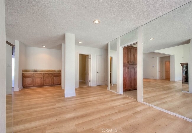 Building Photo - 16612 Park Ln Cir