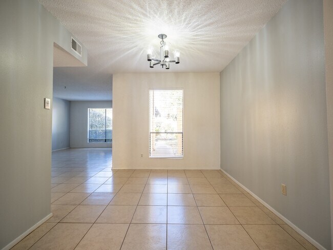 Building Photo - 1209 Hi Stirrup
