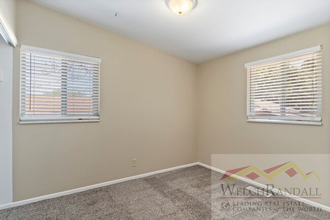 Building Photo - 2 Bed 1 Bath Roy Triplex