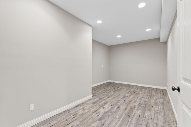 Building Photo - 1605 Labrador Dr