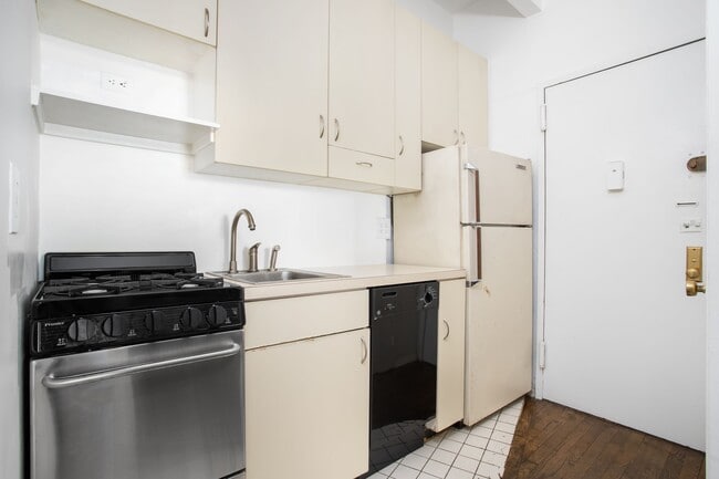 Building Photo - 318 W 15th St