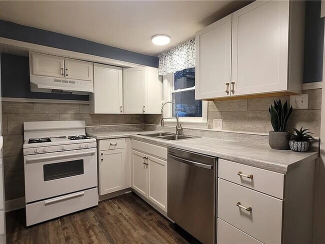 Building Photo - Spacious 3 Bedroom Apartment Near IUP – Ideal for Roommates