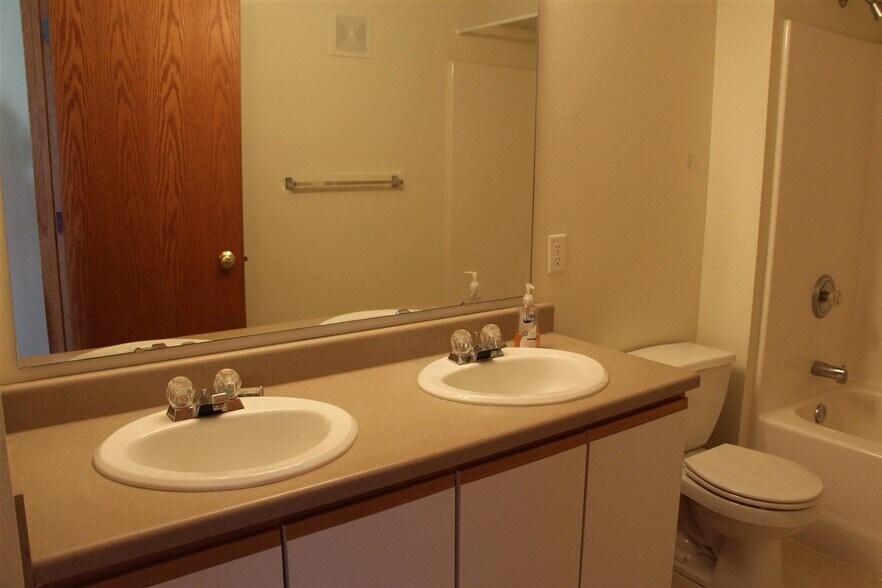 Building Photo - 2855 Coral Ct