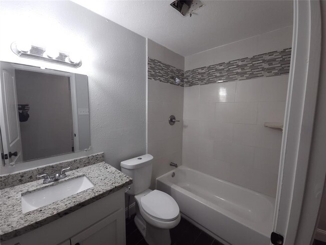 Building Photo - 2123 Quail Valley E Dr