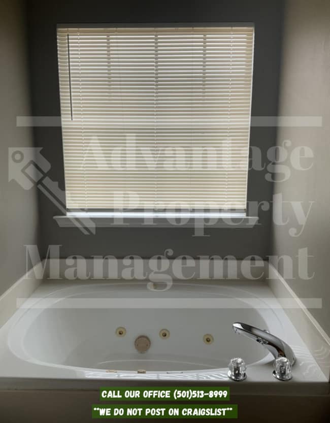 Building Photo - 2730 York Ln