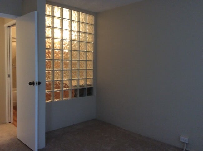 Building Photo - Elms - Close to Ala Moana, Downtown & More