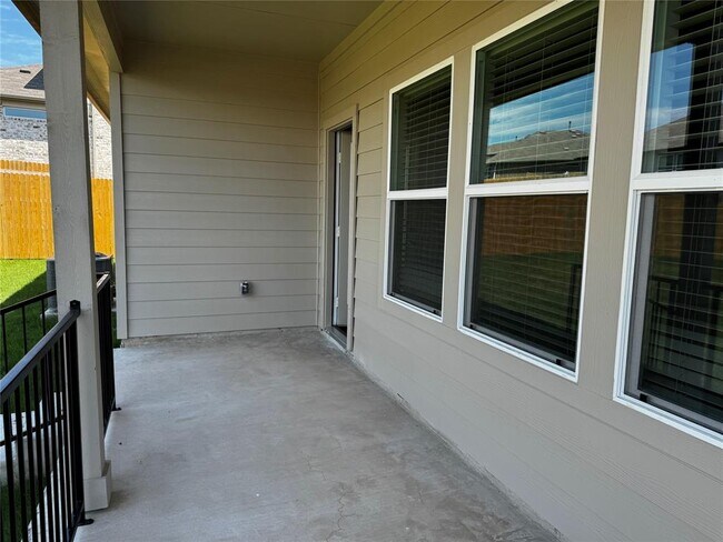 Building Photo - 115 Bethpage Dr