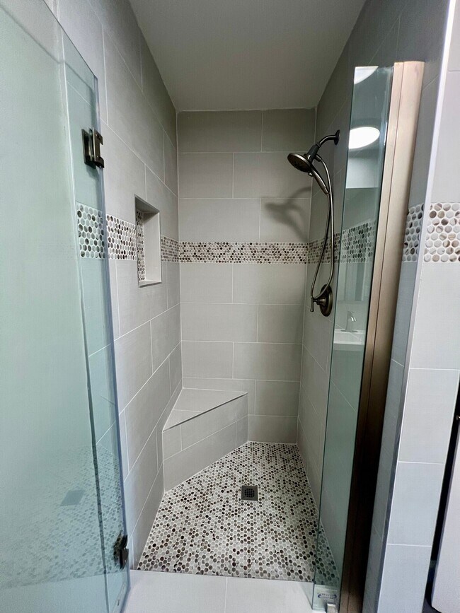 Building Photo - 5811 Agnes Ave