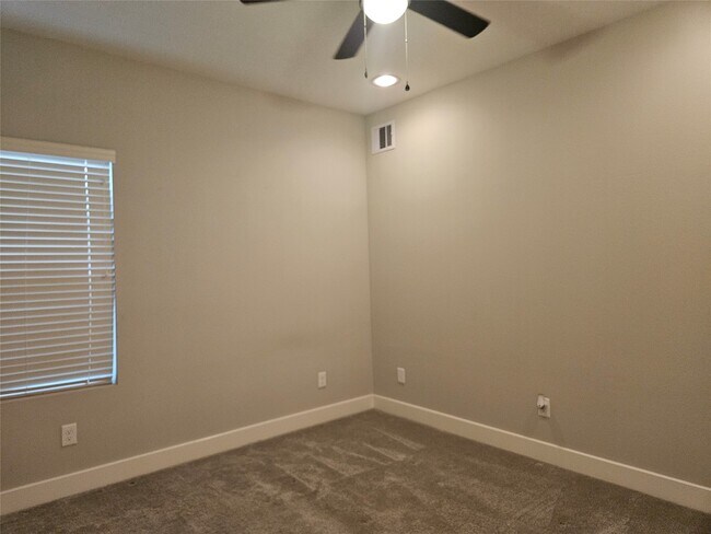 Building Photo - 2621 Hutchins St