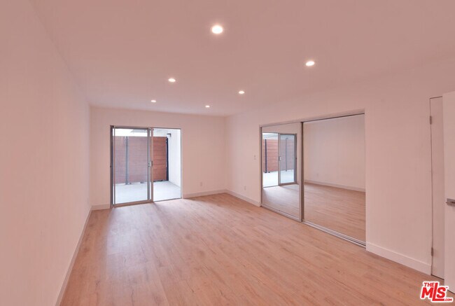 Building Photo - 136 S Palm Dr