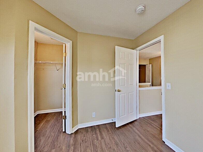 Building Photo - 4060 Longfellow Dr