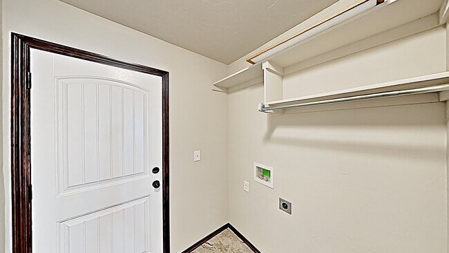 Building Photo - Very Nice 4 Bedroom 2 Bath Home in Mustang...