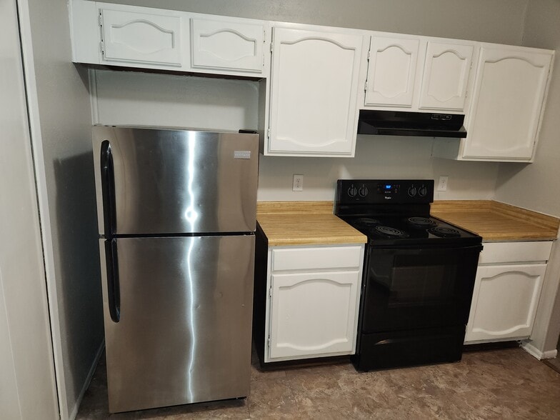 Refrigerator and stove - 6824 Oldham