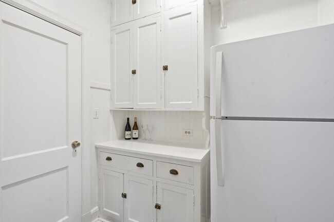 Building Photo - 3319 Pine St