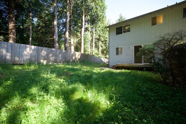 Building Photo - Spacious Townhome with Private Yard Near Lake Stevens!!
