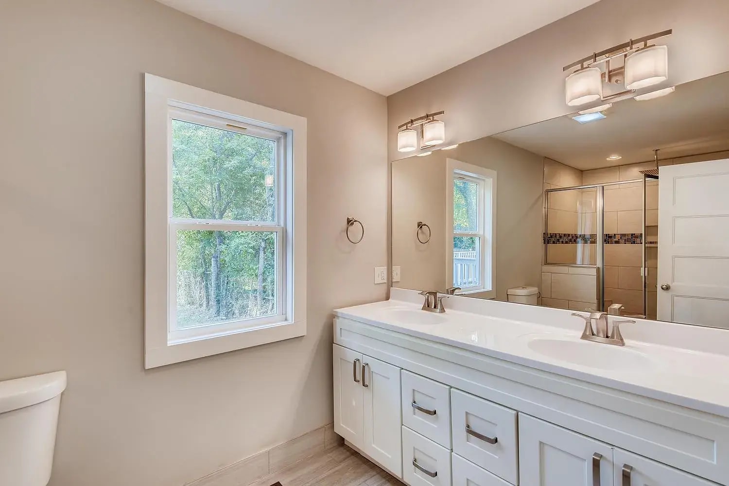 Building Photo - 1110 Chester Ave