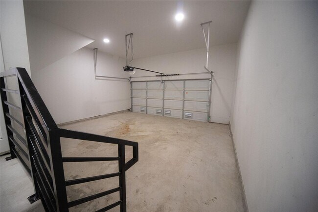 Building Photo - New Beautiful Townhome Great Location - 240