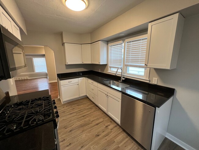 Building Photo - Fully Remodeled 2 Bed 1 Bath!!