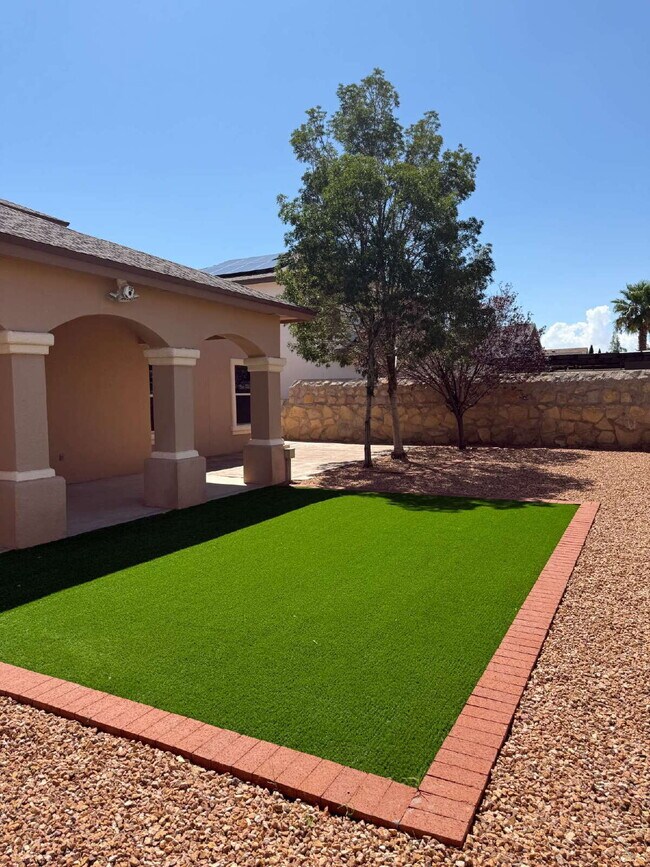 Building Photo - "Spacious 4-Bedroom Oasis with Granite Kit...