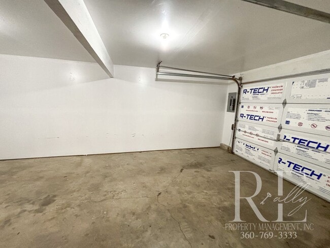 Building Photo - Charming 2-Story Duplex in Silverdale