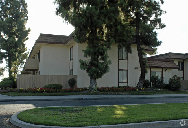 Building Photo - Los Arbolitos Apartments