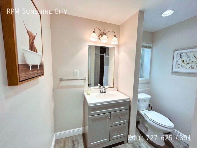 Building Photo - Back unit of large Duplex in Central Oak P...