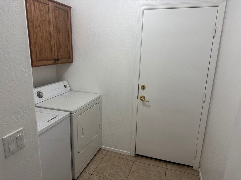 Building Photo - 1537 E Alba Dr