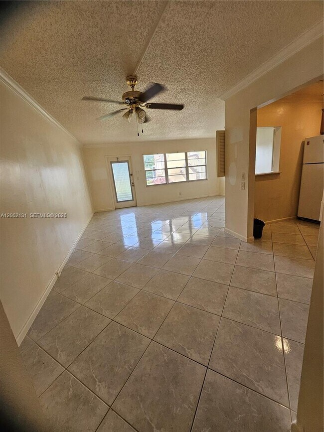 Building Photo - 559 Mansfield M