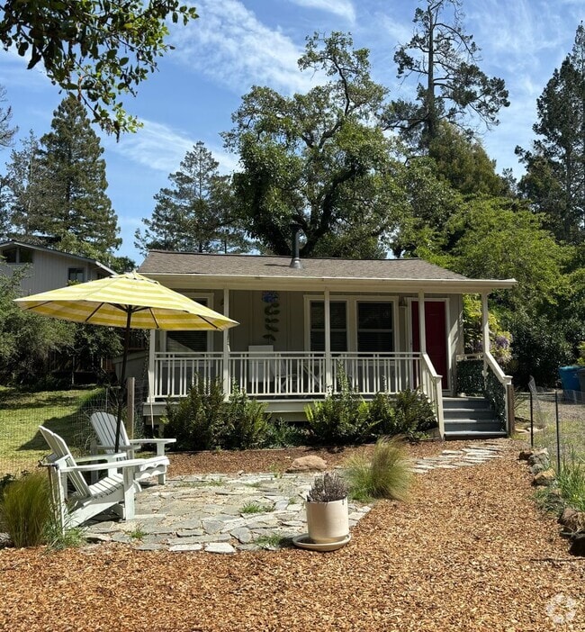 Building Photo - One Bedroom One Bath Gated Cottage