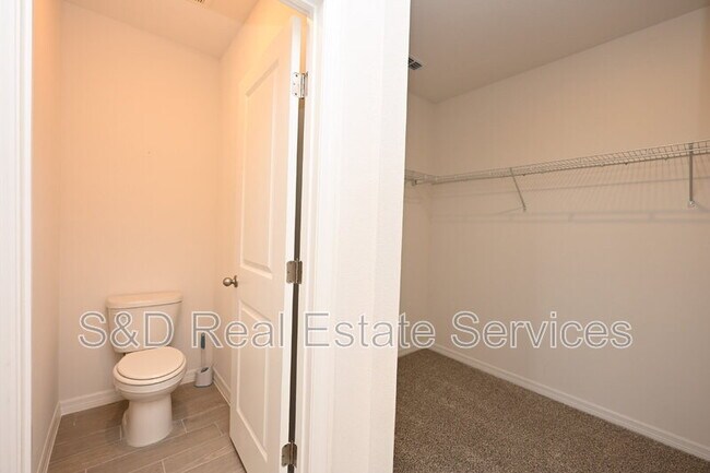 Building Photo - 2106 Rosewood Dr