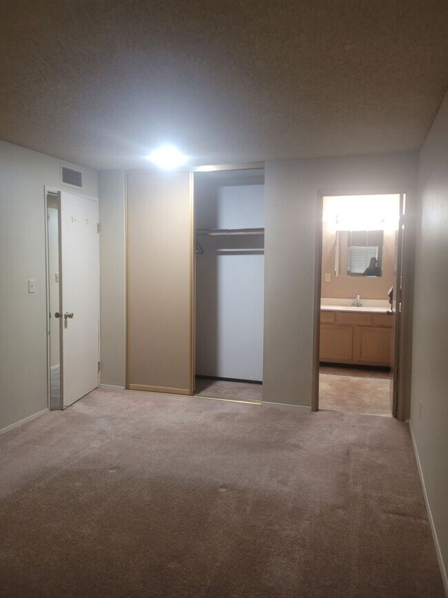Building Photo - Golf Course Community, Condo