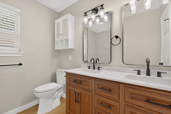 Building Photo - Newly Renovated Home In Grapevine Ready To Be Yours!!!!