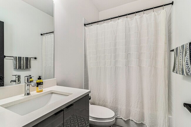 Building Photo - 2424 Memorial Dr SE