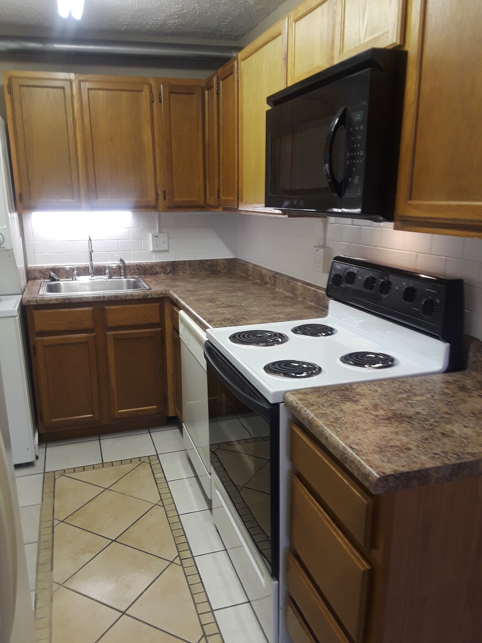 Unit 1 Kitchen - 1913 6th Ave