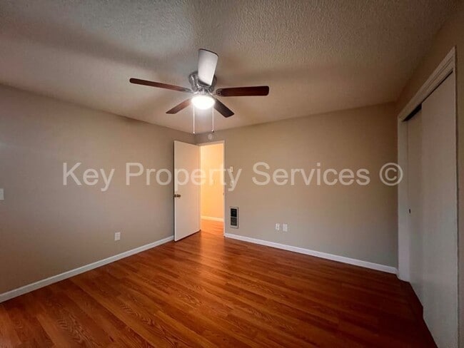 Building Photo - LAJE2