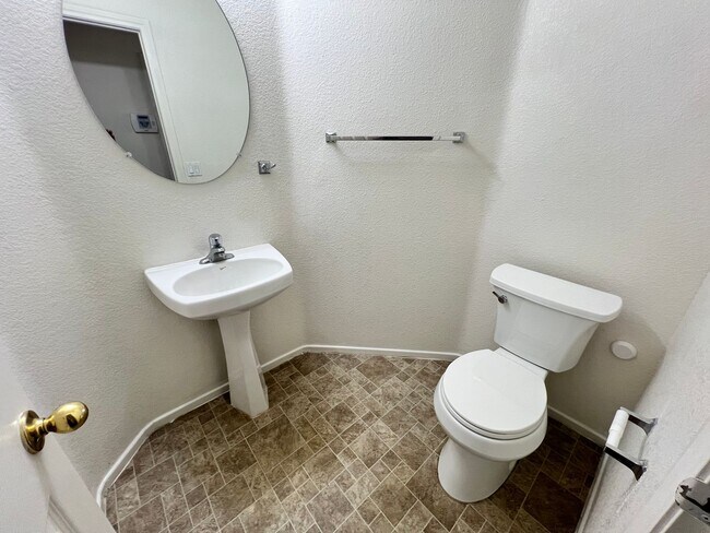 Building Photo - 4 Bedroom home with large lot