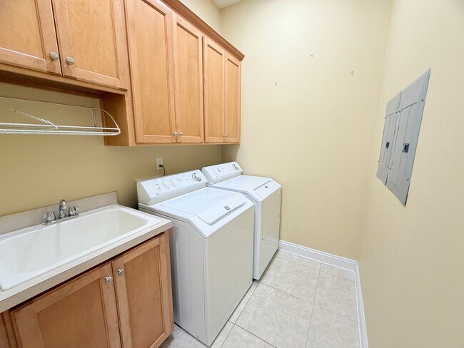Building Photo - 4157 Castle Gate Dr