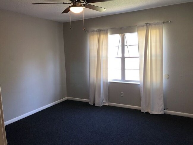 Building Photo - 2bedrooms Available June 2025 in Palms West