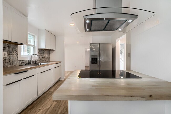 Building Photo - Bright & Charming 2bed/1bath + Mudroom Home in Tacoma!
