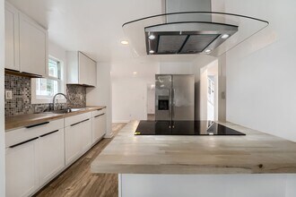 Building Photo - Unique Tacoma Home with Loft & Spacious Yard – Flexible Living Space!