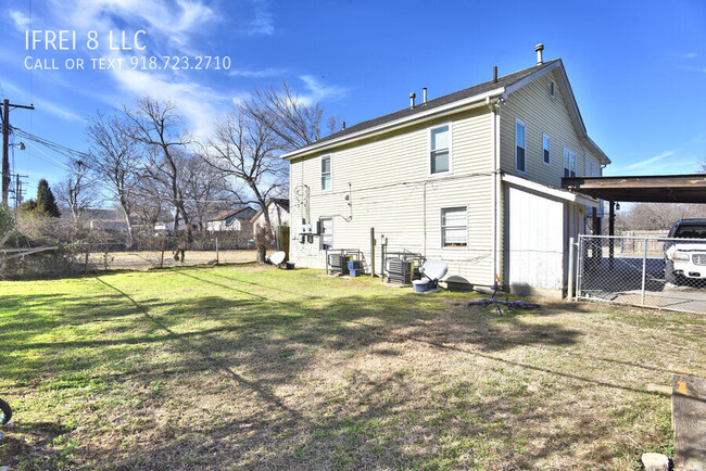 Building Photo - 3 bed one bath upstairs unit in two level ...