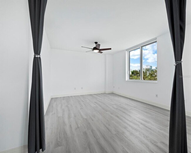 Building Photo - 800 N Tamiami Trl
